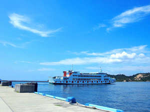 直島へはフェリーで20分ほど。発着地となる宇野港へはホテルより車で5分。宇野港まで無料送迎あり。