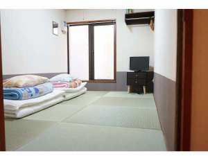 こちらは天然い草の琉球畳ツインルームとなっております。