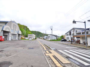 ウトロバスターミナル（画面左）の真向いにあるしれとこペレケ　※右の建物が当館です