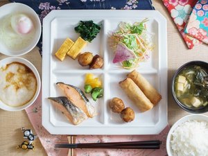 「天然温泉　陣屋の湯　スーパーホテル飛騨・高山」の健康朝食盛り付けイメージ