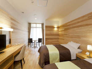 洋室のツインルーム鹿児島県産の檜・杉を使用した造りで心温まる雰囲気・・・