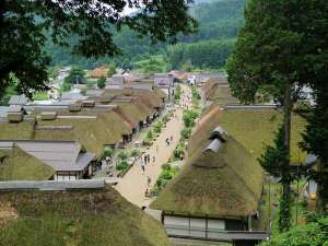 大内宿　昔ながらの家屋が美しく並ぶさまはタイムスリップしたかのよう