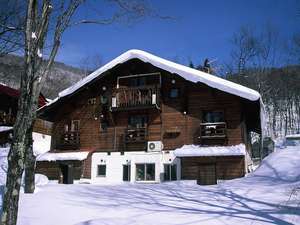 「ペンション　旅人」の外観、冬