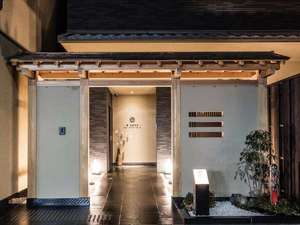 「Homm　Stay　Nagi　Shijo　Kyoto」の外観。冠木門（かぶきもん）が目印です。