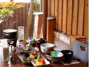 １日２組限定で夕・朝食ともに個室へご案内。