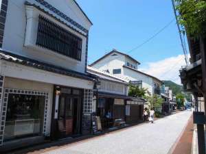 「近江八幡　まちや倶楽部（旧名称：MACHIYA　INN近江八幡）」の建物（本館）は仲屋町（すわいちょう）通りに面し、入口の左右には可愛いお店が入居しています。