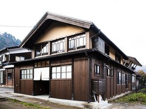 「一棟宿ＳＥＮＮＯ」の*外観/1階は板壁、2階は土壁で長窓が多くまた天井が低い、白峰の歴史伝統を感じる建築様式