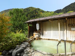 白骨の山々に囲まれた露天風呂（男性用）