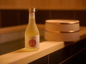 「ＲＩＴＡ　出雲平田　酒持田蔵」の客室　浴室　日本酒風呂「酒持田本店」の日本酒の美肌成分を調べ特別配合した「入浴酒」を入れてご入浴