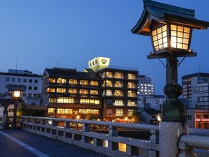 幻想的な夜景の中にたたずむ