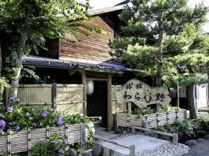 「旅館わらび野」の季節の花々でお出迎えいたします