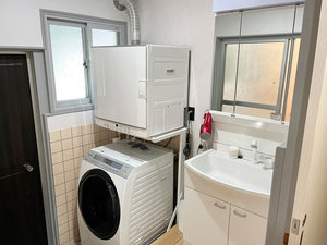 ・【洗面所】洗濯機・乾燥機がございます。充実の設備で長期滞在も快適♪