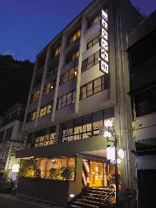 「健康・旬彩の宿　ホテル守田」の外観全体の夜景