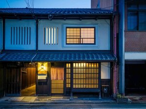 「町家レジデンスイン　有済はとば庵」の1階には京独特の街並みを創りだす「出格子」。隣接した路地と連続して風景を描く2階の「虫籠窓」。