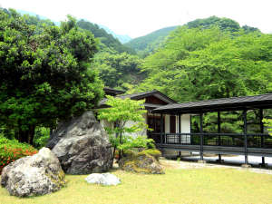 揖斐の自然にたたずむ日本庭園。和の和み、その縮図を納めた揖斐川丘苑の趣。