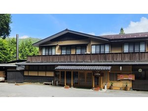 「茶臼山温泉　森の宿　遊星館」の薪の香りと和の風情に包まれた和風旅館。伝統の温もりとくつろぎがお出迎えします。