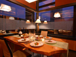 館内レストラン「花ごころ」は個室風の落ち着いた雰囲気。宿泊時のお食事にもご利用いただきます。