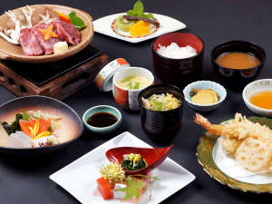 お造りや天ぷら、国産牛陶板焼きなど味わえるスタンダードな和会席。三重、伊賀の地場食材を堪能できます。