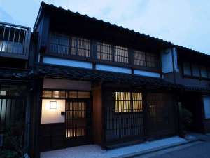 「金澤町家　いぬい庵」のおよそ90年前に建てられ、大切に守られてきた美しい金澤町家を再生しました。