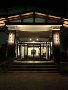 「菱野温泉　薬師館　」の夜の玄関