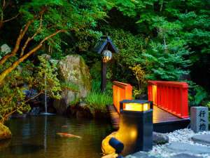 「べっぷ昭和園」の【庭園】館内中央に位置するライトアップされた池。日本庭園では優雅に泳ぐ鯉も鑑賞いただけます。