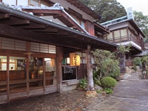 「旅館あづまや」の紀州材を用いた歴史ある木造建築