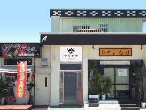 「まつかぜ　ザ・ゲストハウス石垣」の目の前には【スーパーとバス停】がある、石垣島の便利で綺麗・清潔なゲストハウスです。