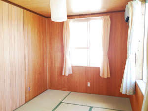【和室（個室）】　1名～3名でご宿泊できます。二面開口で明るく風が通り抜ける和室。エアコンは無料です。