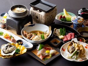 【料理】夕食一例でございます。地元産の海の幸や山の幸をふんだんに使った会席料理。