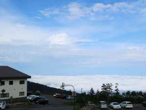 「十勝岳温泉　湯元　凌雲閣」の【雲海と凌雲閣】晴れた日の早朝には雲海の絶景が見られます