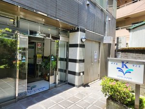 「ホテルクニミ小田原」の玄関は２４時間出入り出来ます。