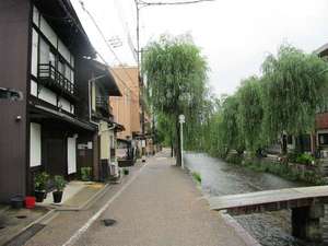 「京都　東山三条　白川庵」の白川にたたずむ白川庵