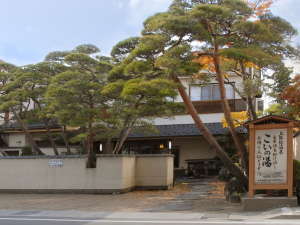 「旅荘　二葉」の赤松がシンボル。湖畔より一筋、入った静かな通りにある旅館。