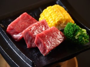 《夕食》和牛ステーキと地元食材を使った心温まる和会席