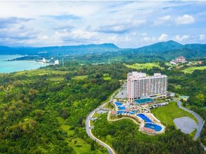 「オリエンタルホテル　沖縄リゾート＆スパ」の【外観】やんばるの豊かな自然に囲まれたホテル外観
