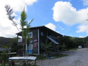 「沖縄フリーダム」の山の中の自然の場所に建っています。のんびりできます