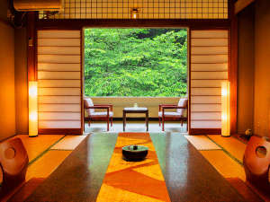 「七沢温泉　福元館」の緑豊かな自然に包まれ、都会のせわしなさとは無縁の穏やかなひと時をお過ごしください