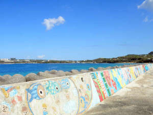 【周辺】防波堤に描かれた鮮やかなイラストは、「インスタ映え」する隠れたスポット！
