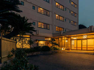 「ホテル山田屋」の夕暮れ時の玄関