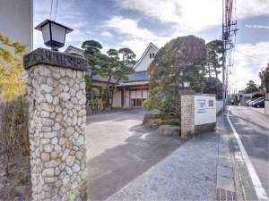 「かいひん荘鎌倉」の*【外観】「由比ヶ浜駅」から徒歩1分。鎌倉で唯一となる、純和風の割烹旅館です。