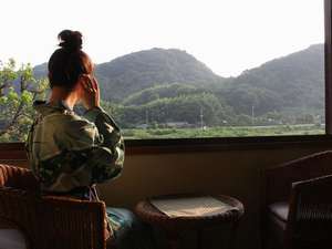 本館２階の客室からは大自然の山々と中津川を望むことができます。