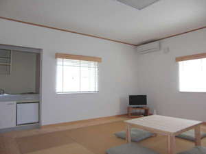 沖縄畳・出窓など少し変わった和室ですが。
