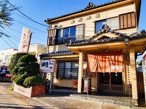 「油屋旅館」の*【外観】赤い暖簾が目印。地産地消を味わうおもてなしの宿。