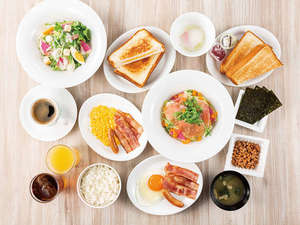 「JR東日本ホテルメッツ　赤羽」の【朝食】2階レストラン　サイドメニュー５種＋メインメニュー４種＋ドリンクバーを組み合わせたプレート。