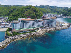 「三日月シーパークホテル安房鴨川（HMIホテルグループ）」の*【外観】目の前は太平洋。四季折々の雄大な眺望をお楽しみください。