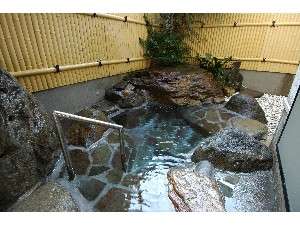 【お部屋の露天風呂】源泉１００％掛け流しの温泉。加水することで温度調節も可能。
