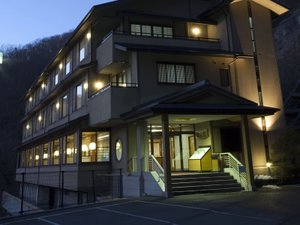 「帝釈峡観光ホテル錦彩館」の錦彩館は帝釈峡の中央に位置しています