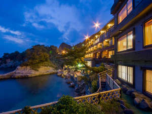 「海辺のかくれ湯　清流」の入り江の断崖に佇む海辺のかくれ湯宿。西伊豆で最も海に近い旅館です