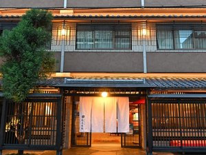 「京の宿　綿善旅館」の外観／京都駅より地下鉄で2駅。最寄駅の四条駅13番出口から徒歩5分。錦市場へは徒歩2分の好立地！