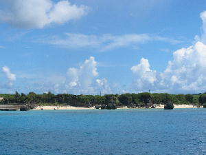 南の島の真っ白な大きな入道雲とどこまでも抜けるような真っ青な空！